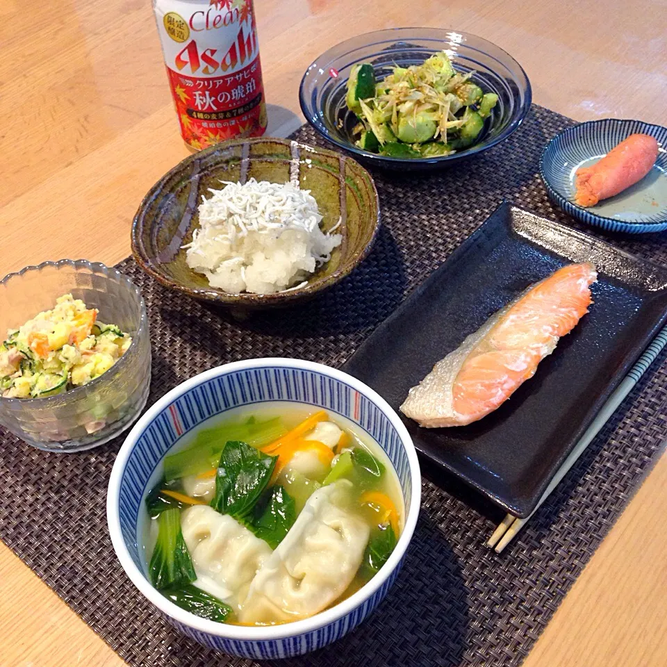 Snapdishの料理写真:水餃子スープ、焼き鮭、焼きたらこ、たたききゅうり、ポテトサラダ、しらすおろし|Mikiさん