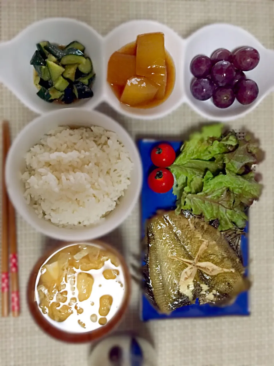 Snapdishの料理写真:＊カレイの煮付け＊豆腐とおあげの味噌汁＊梅きゅうり＊冬瓜の醤油あんかけ＊ブドウ|あゆかさん