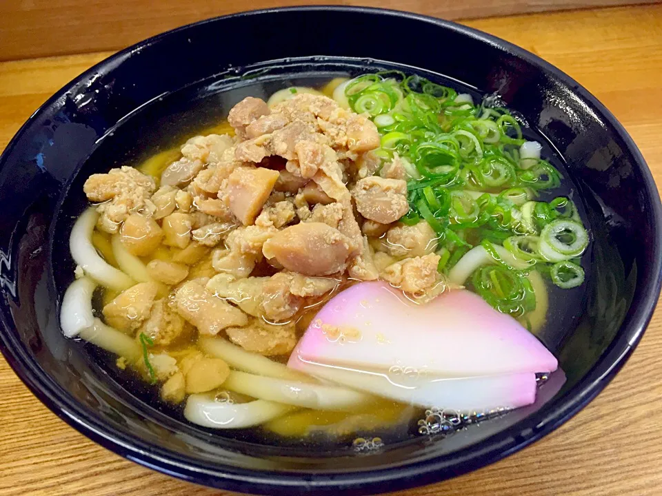 格闘した🐔かしわうどん🍜の図。かしわがタップリで御座いましたわ😄|にゃあ（芸名）さん