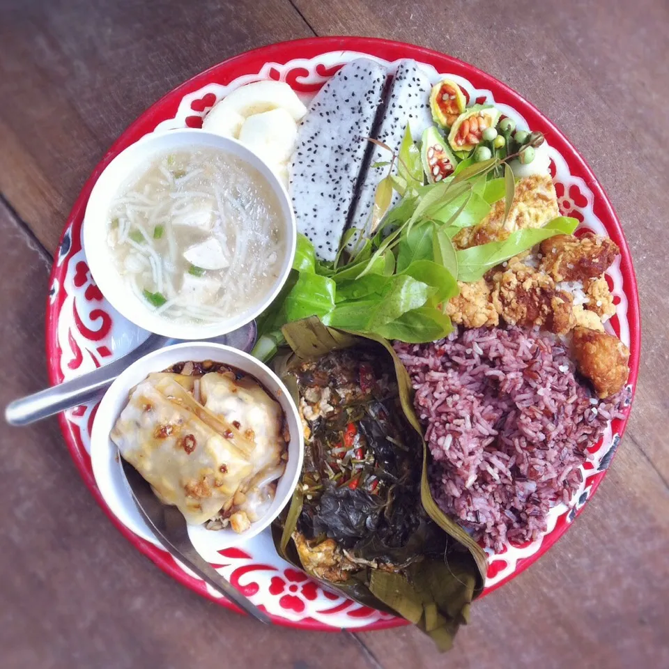 Thai breakfast :
Rice
Fried chicken
Thai omelet
Viet noodles
Bamboo shoots rice roll
Steamed Sheatfish with curry paste 
Dragon fruit, Chinese pear
#thaifood|Eat in Thaiさん