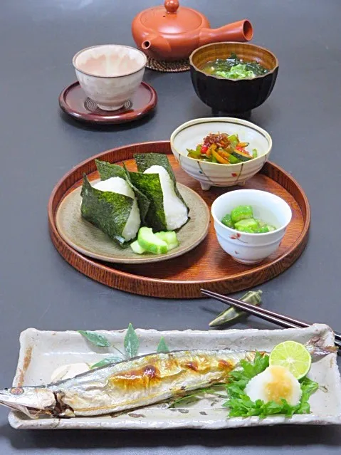 今晩は、秋刀魚の塩焼き、夏野菜と網海老のきんぴら、おくら寄せ、アラ出汁味噌汁、塩にぎり、青瓜の漬物  夏に北海道から南下して行く秋刀魚は、秋の訪れを告げる魚です。 まだまだ残暑が厳しいですが、北海道産のピカピカの秋刀魚を見つけたので、まずは塩焼きで。 塩焼きの美味しさは魚類のトップの座。大根おろしとすだちで絶品です。|akazawa3さん