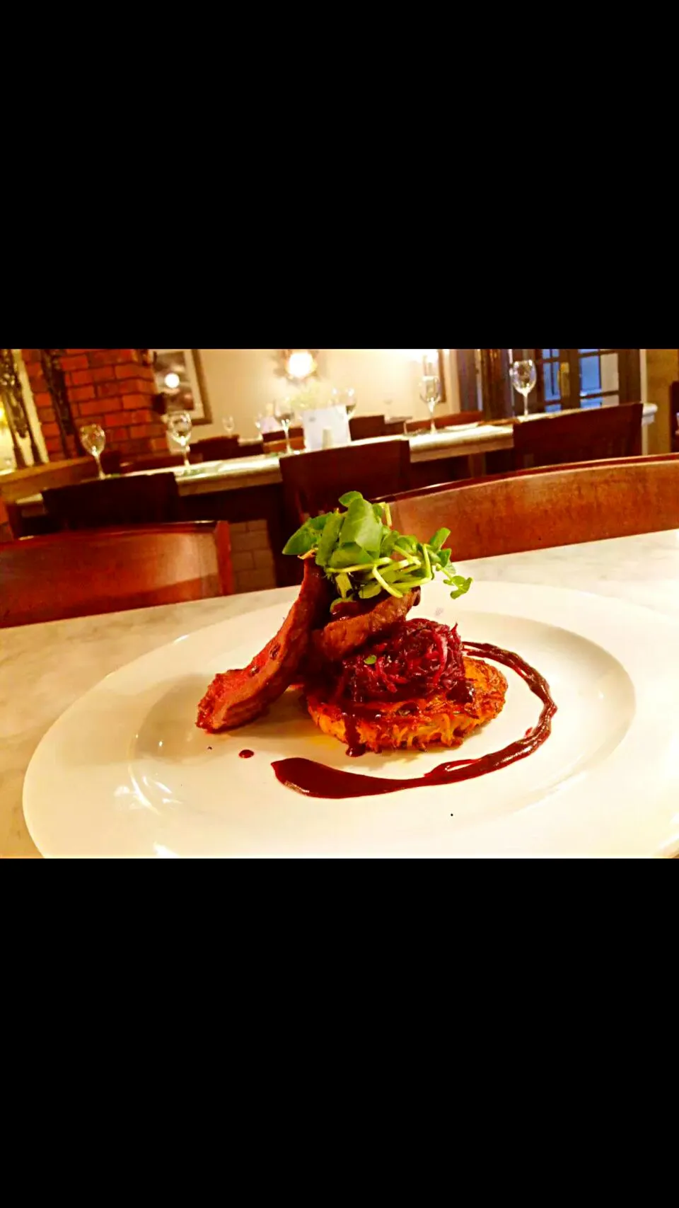 haunch of venison, root vegetable cake with braised red cabbage and port wine sauce|Lewis Jonesさん