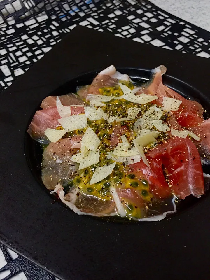 プロシュートハムのバッションフルーツ添え  Prosciutto crudo with passion fruit|usakoさん