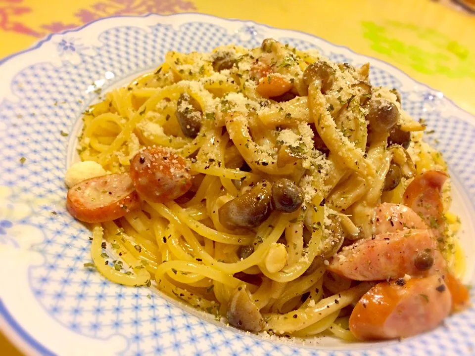 Snapdishの料理写真:今日のパパパスタ【シメジとソーセージのクリームパスタ】|不動南平さん