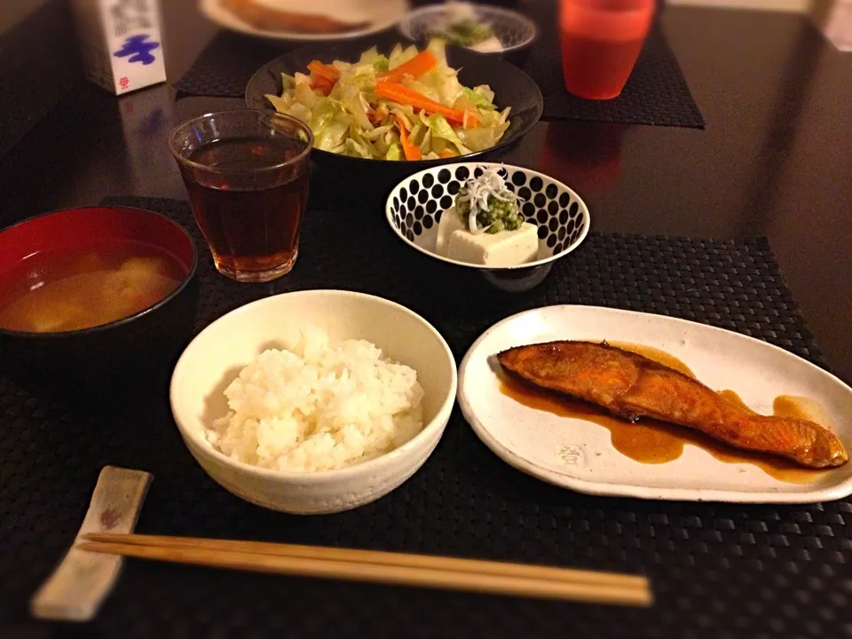 中学生男子夏休みの宿題👦💦🍴〜夕飯〜  サケの照焼き 野菜炒め 豚汁 冷奴の山形のだし、しらすのせ。|K.Sさん