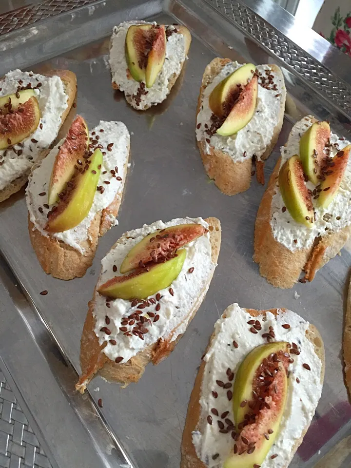 Homemade cheese and fresh fig canapés;)|aястасияさん