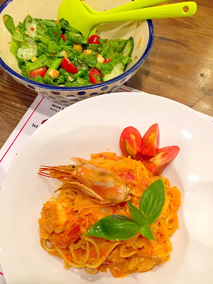 日曜日のパスタ🍝海老のトマトクリーム🍤🍅🍃イタリアンサラダ🍀|まみりんごさん