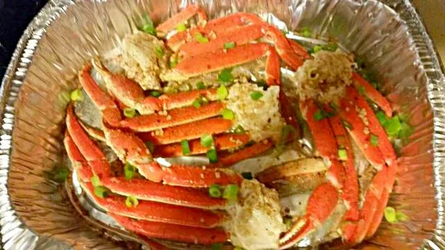 Snapdishの料理写真:Garlic Roasted Crab Legs fresh out the Oven for Sunday Family #Supper #Seafood #Main dish 😊 💜 😊|Alisha GodsglamGirl Matthewsさん