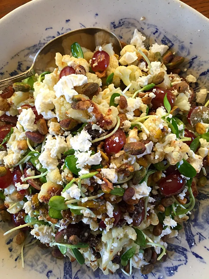 cauliflower, grape salad with fet and pistachio|Matthew Cashenさん