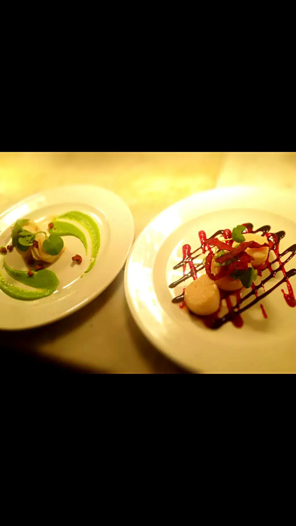 scallops with chorizo crumb and minted pea puree,  scallops with beetroot and balsamic reduction.|Lewis Jonesさん