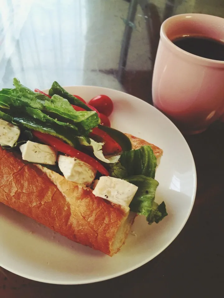 Snapdishの料理写真:レタスとパプリカとカマンベールチーズのサンド💟  欲張って野菜たっぷり挟んだら、パンがデッカくなっちゃった😅お腹いっぱいでしばらく動けない〜〜💦|ミーさん