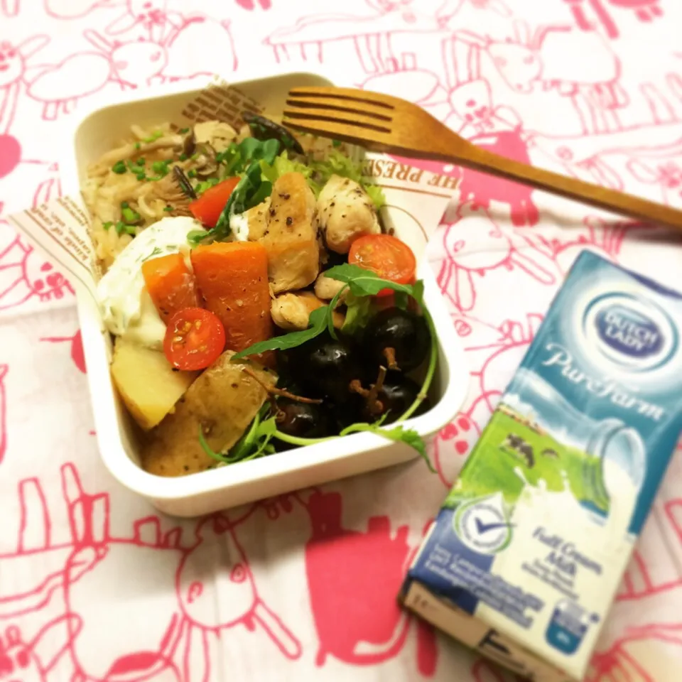 Snapdishの料理写真:Quick and easy rice cooker recipe; Mushroom Pilaf, Herb Chicken and Steamed Vegetables with Creamy Cheese Dip. 今日のお弁当|Yuka Nakataさん