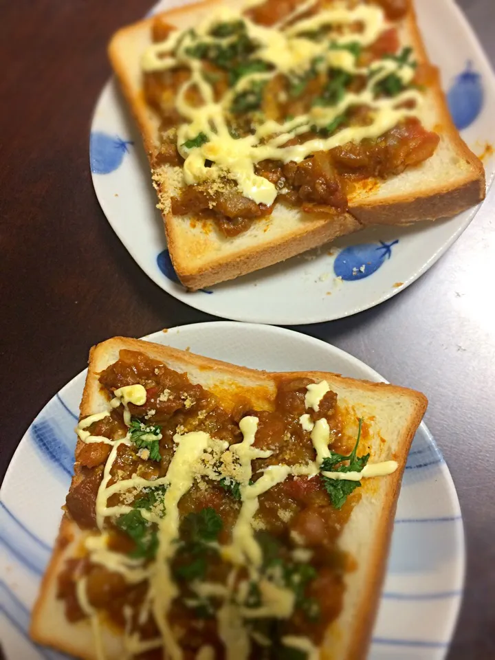 いろいろお豆とひき肉カレーのせトースト。|めぐりんさん