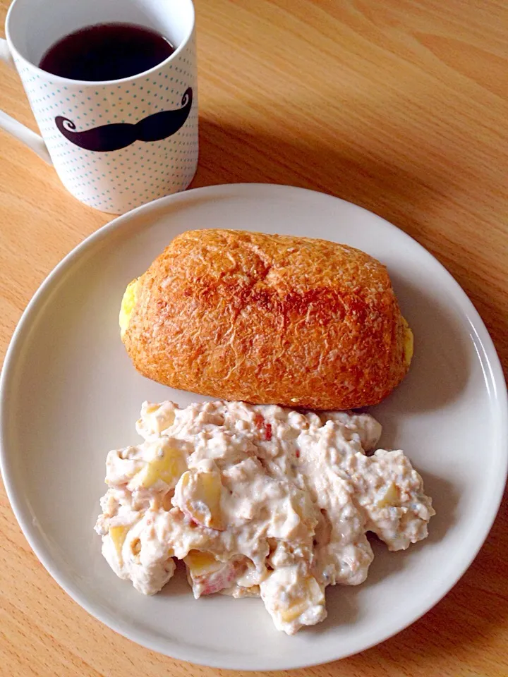 Whole wheat lemon croissant with apples and granola covered in honey ricotta, and a strong cuppa tea.|Emmaさん