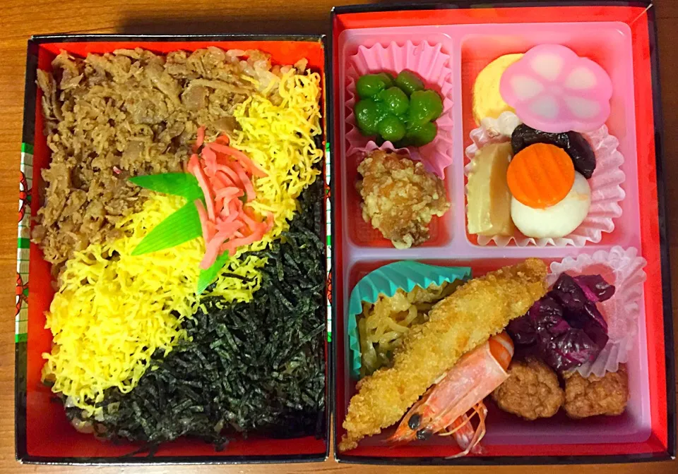 Snapdishの料理写真:博多駅で売っていた🐔かしわめし🐔のお弁当🍱かしわうどんをおやつに食べたので、これは帰宅後に食べたのでした。やっぱり痩せられぬ九州奇行🚃|にゃあ（芸名）さん