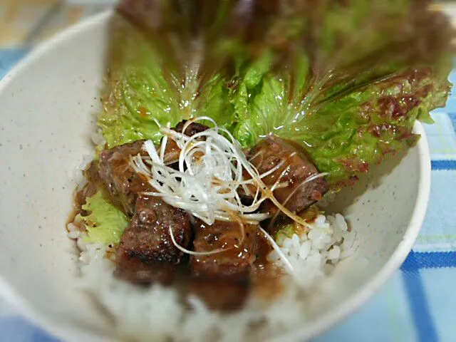 サイコロステーキ丼～焦がしねぎソース～|よっしー(=^ェ^=)さん