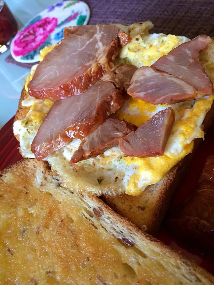 Hearty lunch... BBQ pork and egg open sandwich|Nigelさん