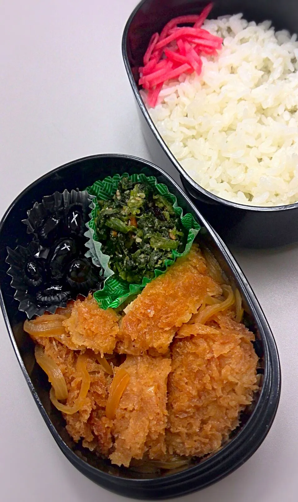 本日のサラメシは玉ねぎタップリのカツ煮、ほうれん草胡麻和え、黒豆です(^_^)v|ニッパーさん