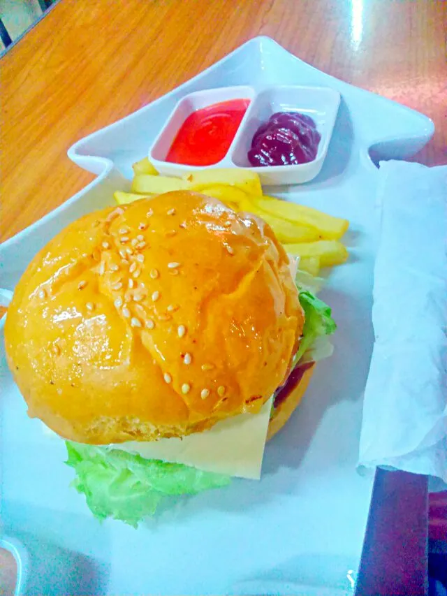 Burger daging sapi dengan kentang goreng.
Beef Burger with french fries. 
 #Hamburger #Beef #Burger #french fries|Chan Darmaさん