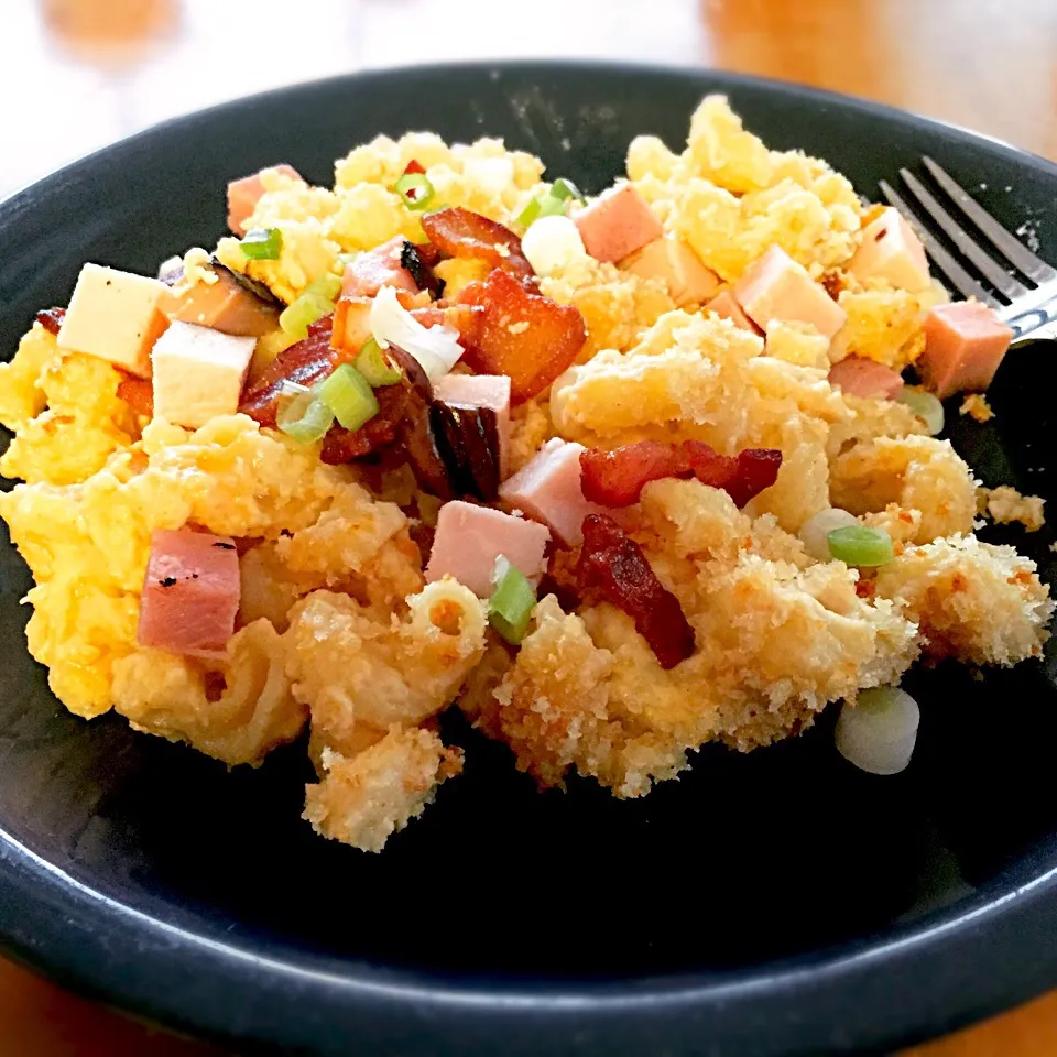 When you have to feed your whole family at the beach house, the mac 'n cheese bar to the rescue! Made my infamous 3 cheese mac w/ sautéed mushrooms, bacon, scal|West Coast Southernerさん