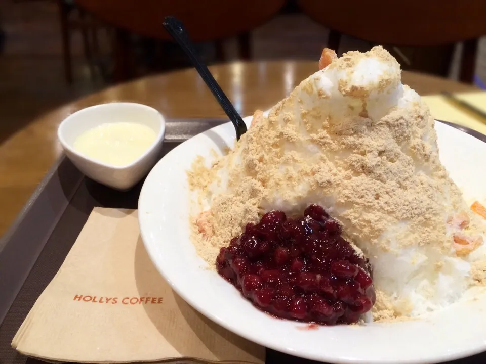 Red bean bingsoo 🍧 topped with sweetened condensed milk|CatzeMDさん