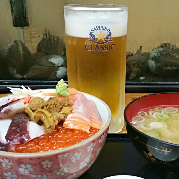 Hakodate Morning Market : Bowl of seafood and beer|秋平さん