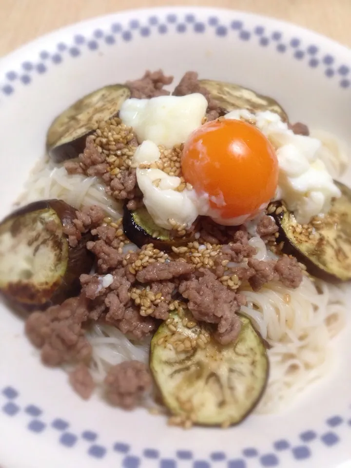 再現レシピ 茄子と温玉素麺 挽肉入りd(*´ω｀*)|yuiyuiさん