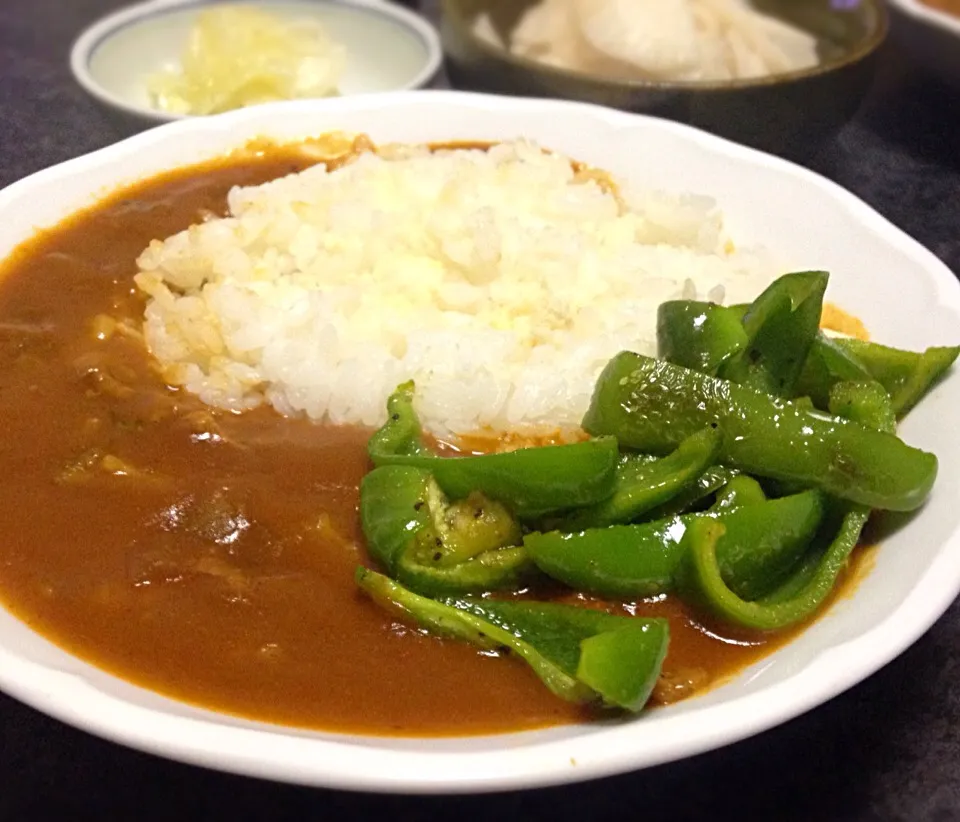 晩ごはん  日曜日はカレーの日  ピーマンカレー  玉ねぎのマリネ 大根塩もみ|ぽんたさん