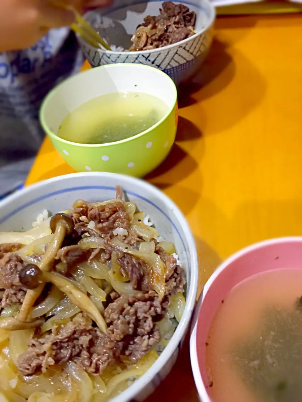 シメジとタマネギ牛丼  チキンコンソメスープ若布入り|ch＊K*∀o(^^*)♪さん