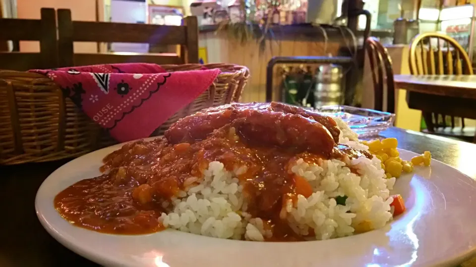 Sausage with thick gravy served in a western style restaurant. With nice American music suitable for a pub cum restaurant.|秋平さん