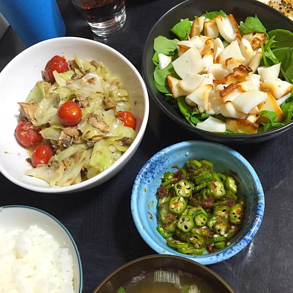 今日の晩ご飯は、キャベツとプチトマトのサヴァ缶炒め、焼きイカとベビーリーフのサラダ、刻みオクラのおかか醤油、味噌汁。|ゆえさん