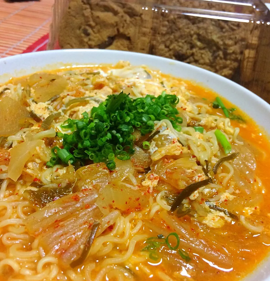 Snapdishの料理写真:さくら🐼♥︎さんの料理 キムチのたまごスープ◟́◞̀♡で即席ラーメン もちろん辛さを増し増し 色合いは違いますが同じレシピです。|佐野未起さん