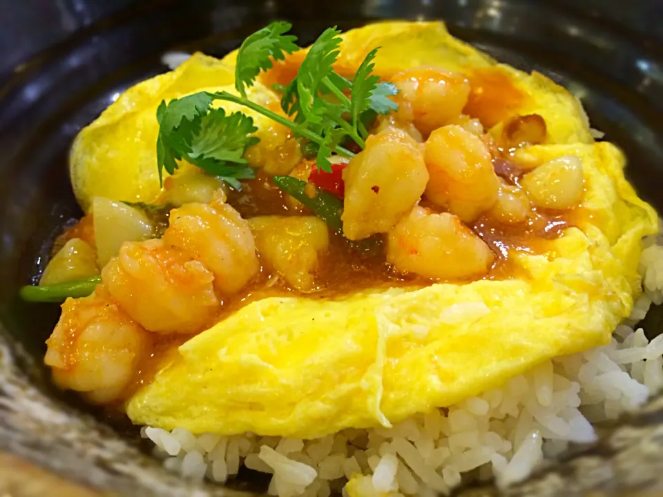 Shrimp with spicy herb sauce and fried egg|Issara. 🍴さん