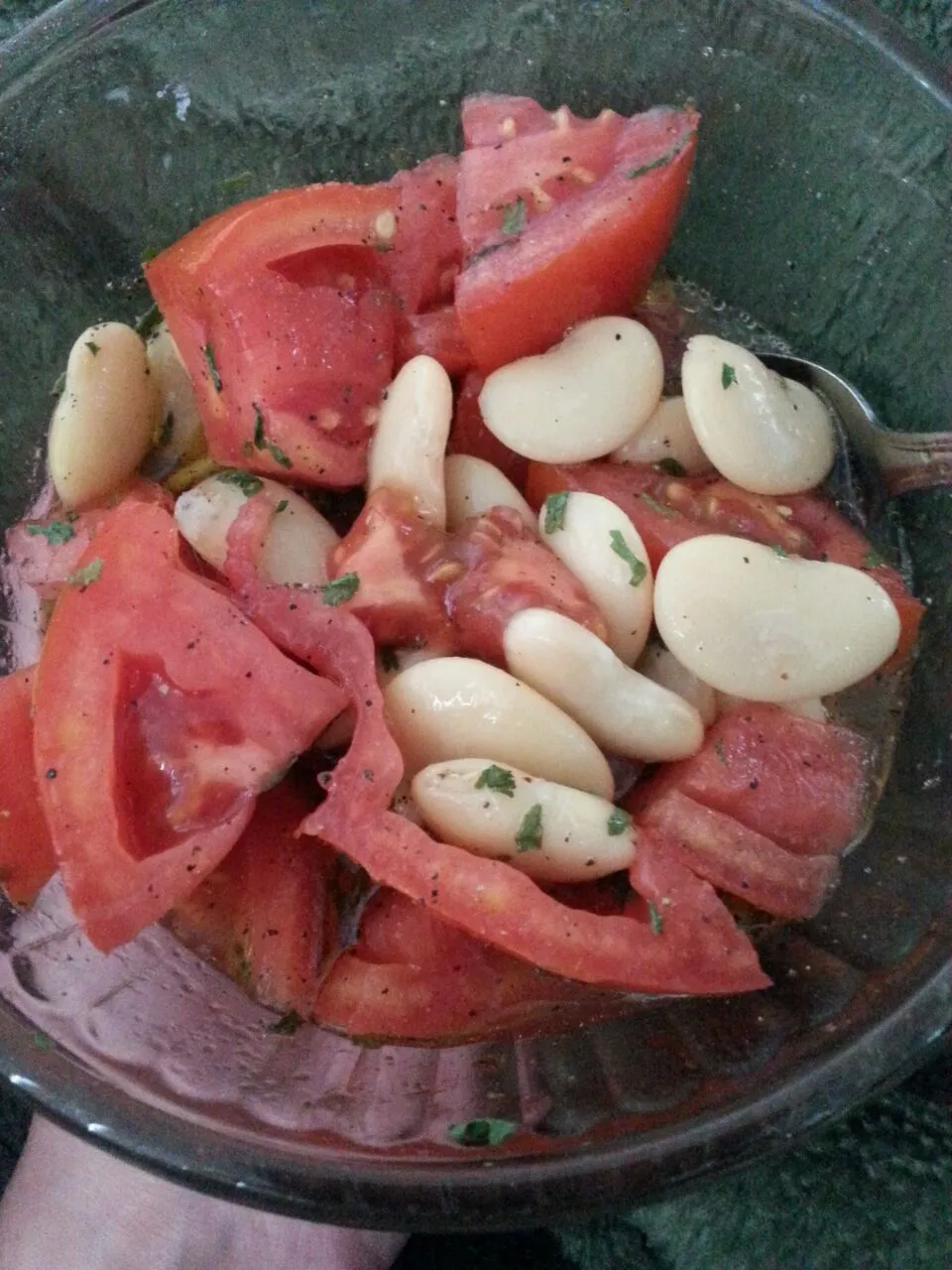 simple salad of native tomatoes and butter beans dressed with s&p, dried parsley, cider vinegar, and evoo. refreshing and nice. 🍴🍅|Polly Gelfusoさん