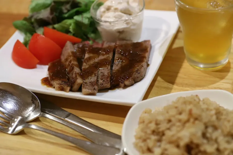 ステーキ定食！手前に見えるのはガーリックライス☆(๑>؂<๑)|マカロンさん