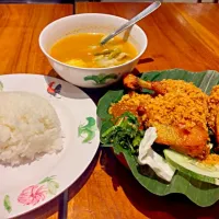 Snapdishの料理写真:Nasi Ayam Penyet & Sayur Asem|FooDin'sさん