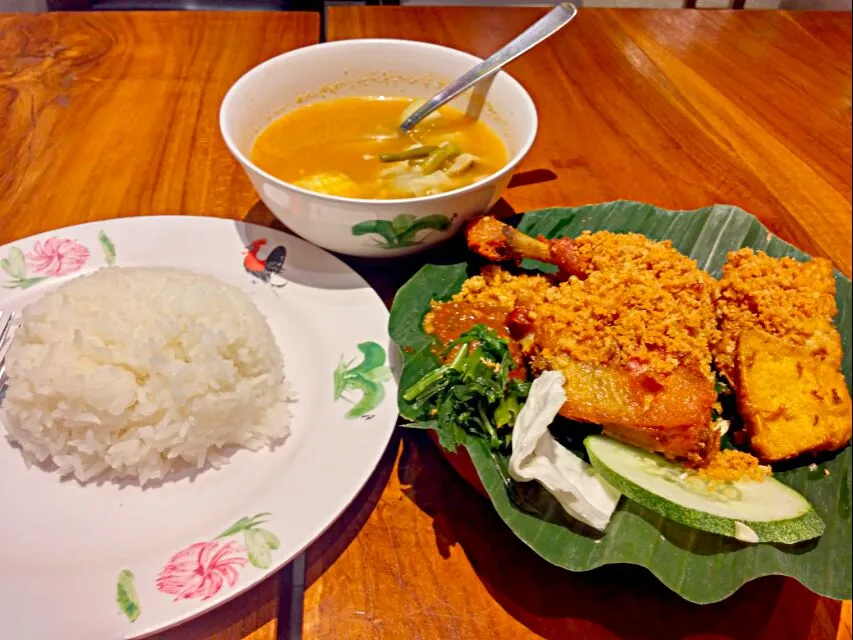 Nasi Ayam Penyet & Sayur Asem|FooDin'sさん