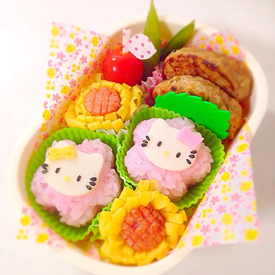 ハローキティのひまわりお弁当🌻|sakyu☆さん