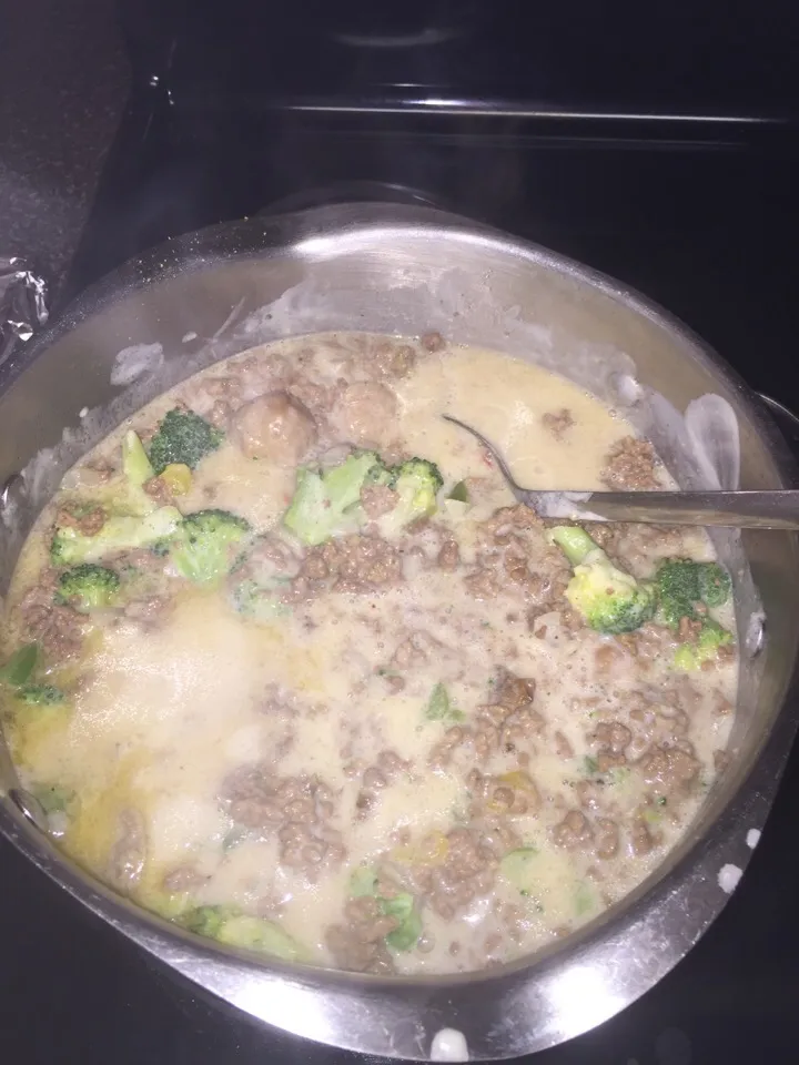 Asiago Ramano Alfredo w/ground beef, peppers & broccoli over wheat noodles.|Richard Thompsonさん