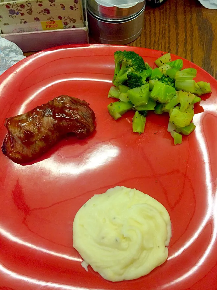 Bbq porksteak mashed potatoes and broccoli|tiffany masonさん