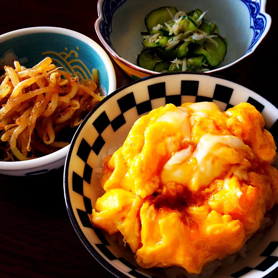 とろとろ卵丼,もやしのナムル,胡瓜の酢の物|りーぴんさん