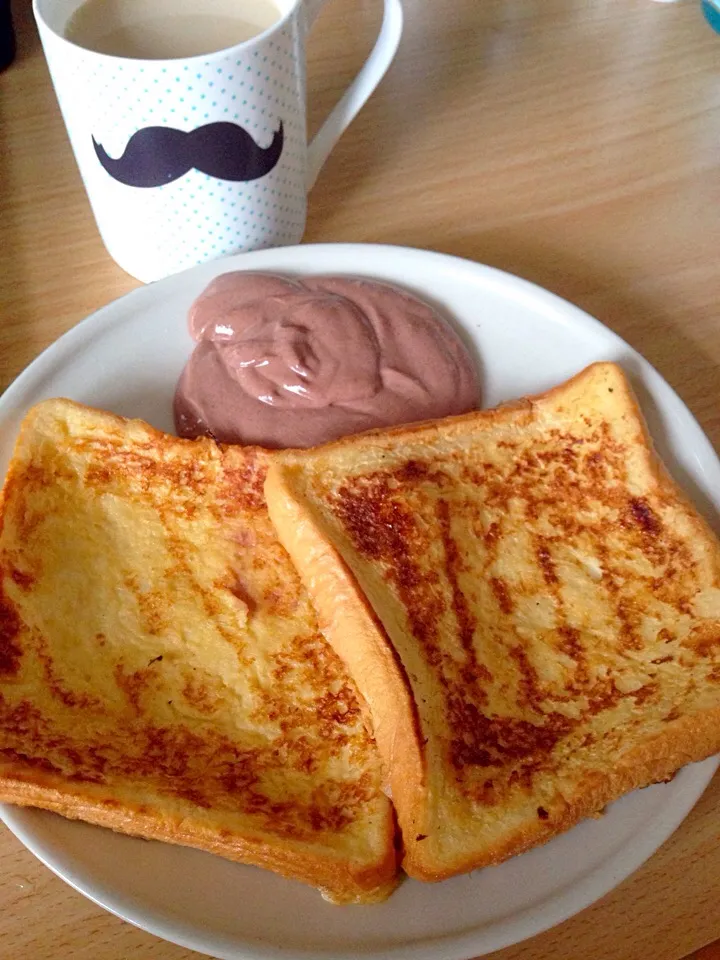 French toasts with chocolate ricotta mousse, and a cup of milk tea|Emmaさん