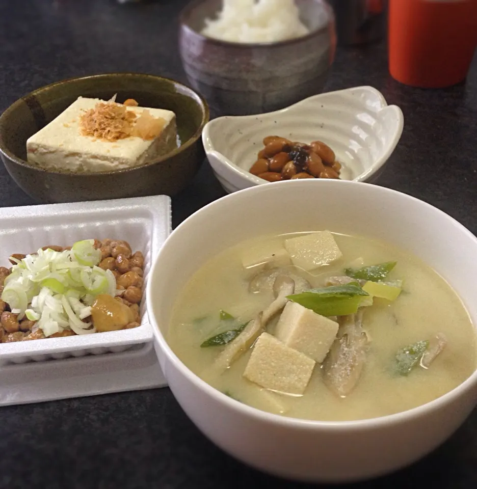 朝ごはん 豆だらけ 納豆 豆乳スープ 冷奴 大豆と昆布の煮物 豆乳オレ|ぽんたさん