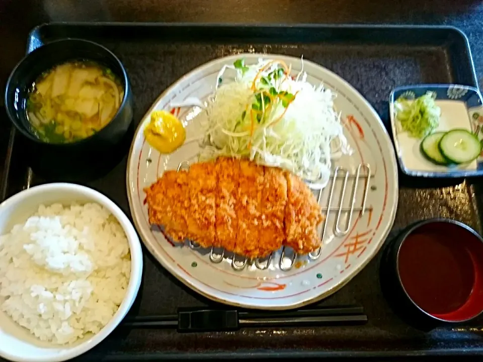 今日は、ビジネスマン定食♪
ロースカツに 豚汁～
２日続けて 豚肉だった～(笑)|yokoさん