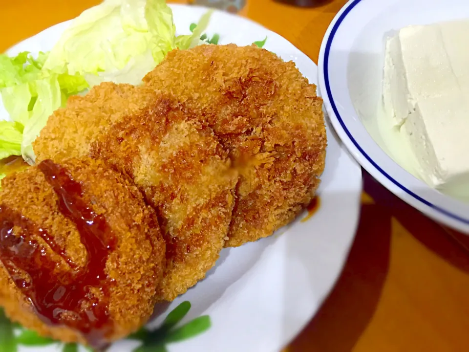 Snapdishの料理写真:ビーフコロッケ  ハムカツ  木綿豆腐の冷奴|ch＊K*∀o(^^*)♪さん