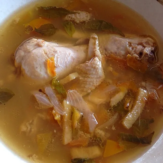 Snapdishの料理写真:Sinampalukang Manok 
鶏肉を酸っぱく煮込んだスープ
これをご飯にかけて食べるとんまいんだ(*´∀｀)|Kenny Hiraiさん