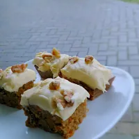 Carrot cake with cream cheese frosting! #somoist|hannah leeさん