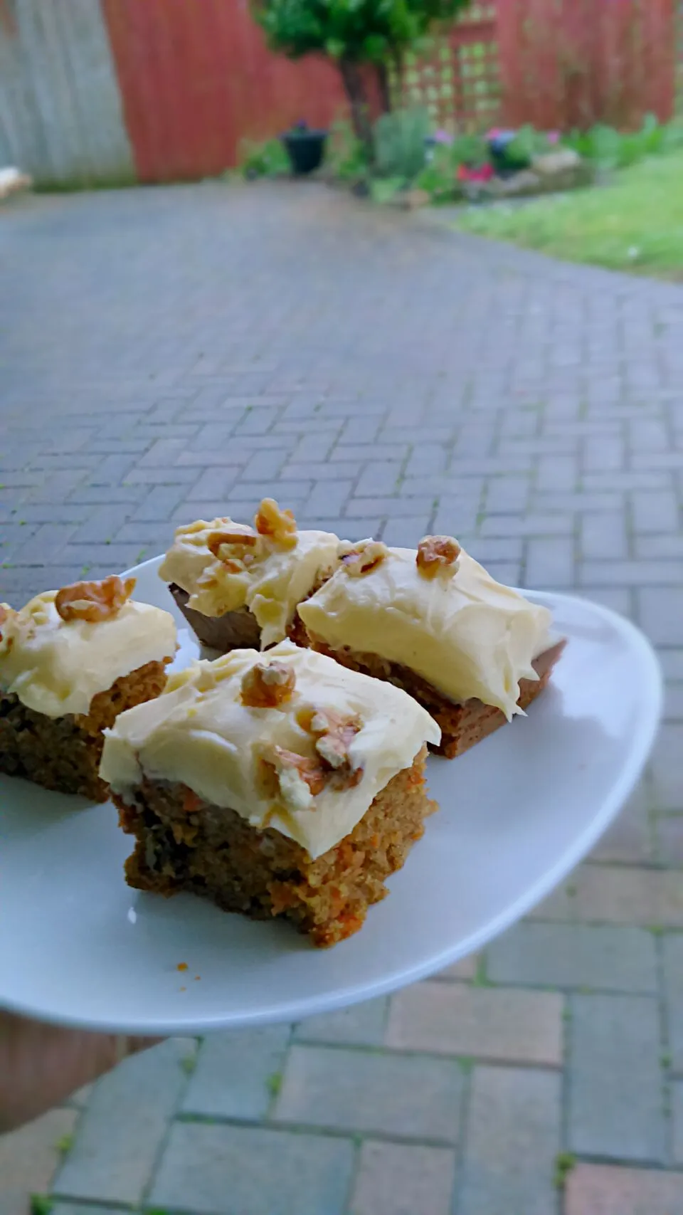 Carrot cake with cream cheese frosting! #somoist|hannah leeさん