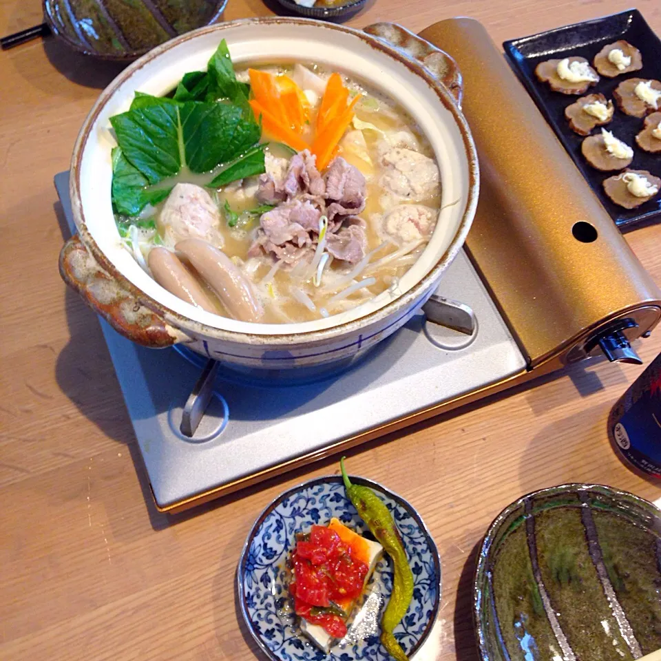 とんこつ醤油鍋🍲トマトソースかけ豆腐、クリームチーズいぶりがっこ|Mikiさん