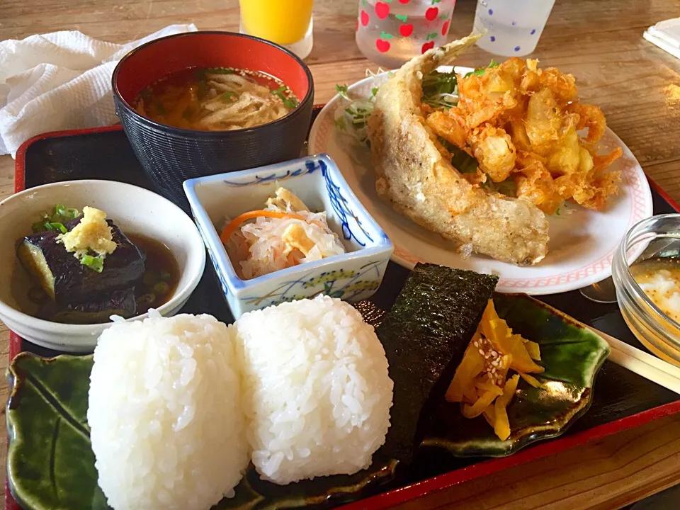 棚田のおにぎり定食（日替わり）|とみさんさん